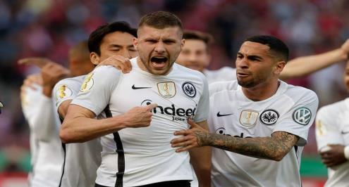 كوفاتش يودع فرانكفورت بقيادته للتويج بالكأس على حساب فريقه المقبل بايرن